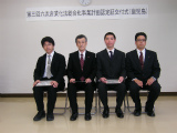 ４人